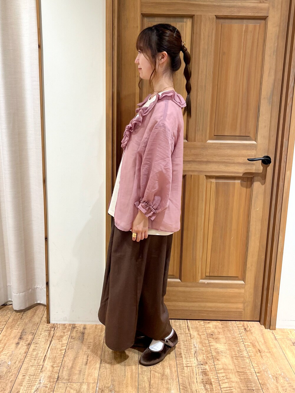 ブラウン系のドレスシューズ、ブラウン系のその他パンツ、ホワイト系のTシャツ/カットソーを着用したレディースの夏コーディネートの3枚目の写真