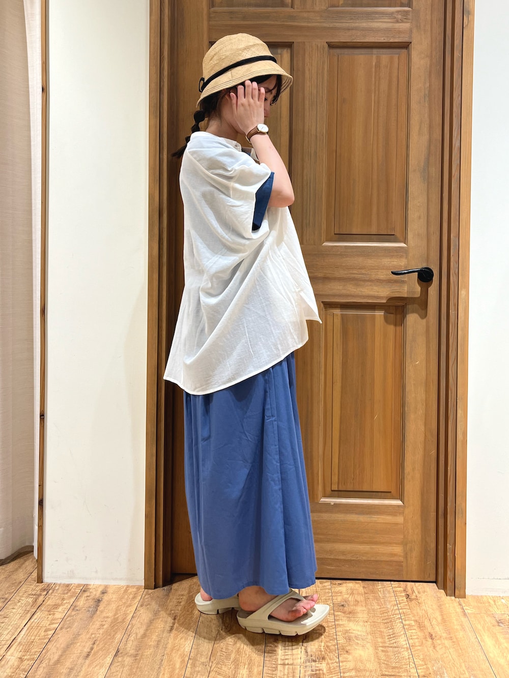ホワイト系のサンダル、ブルー系のワンピース、ホワイト系のシャツ/ブラウスを着用したレディースの夏コーディネートの3枚目の写真