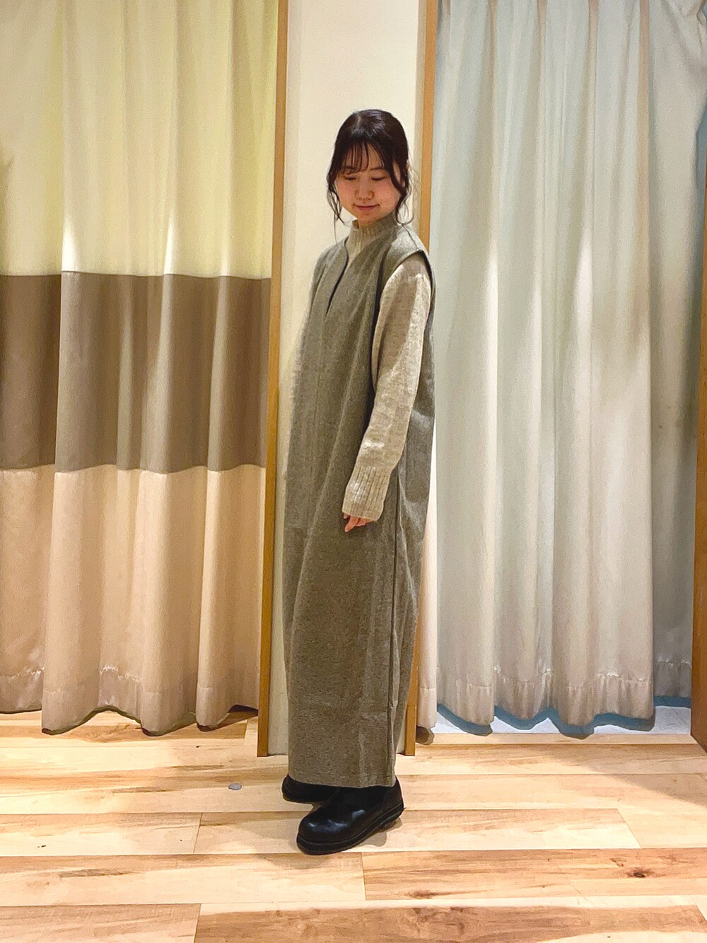 ベージュ系のワンピース、ベージュ系のニット/セーターを着用したレディースの冬コーディネートの2枚目の写真