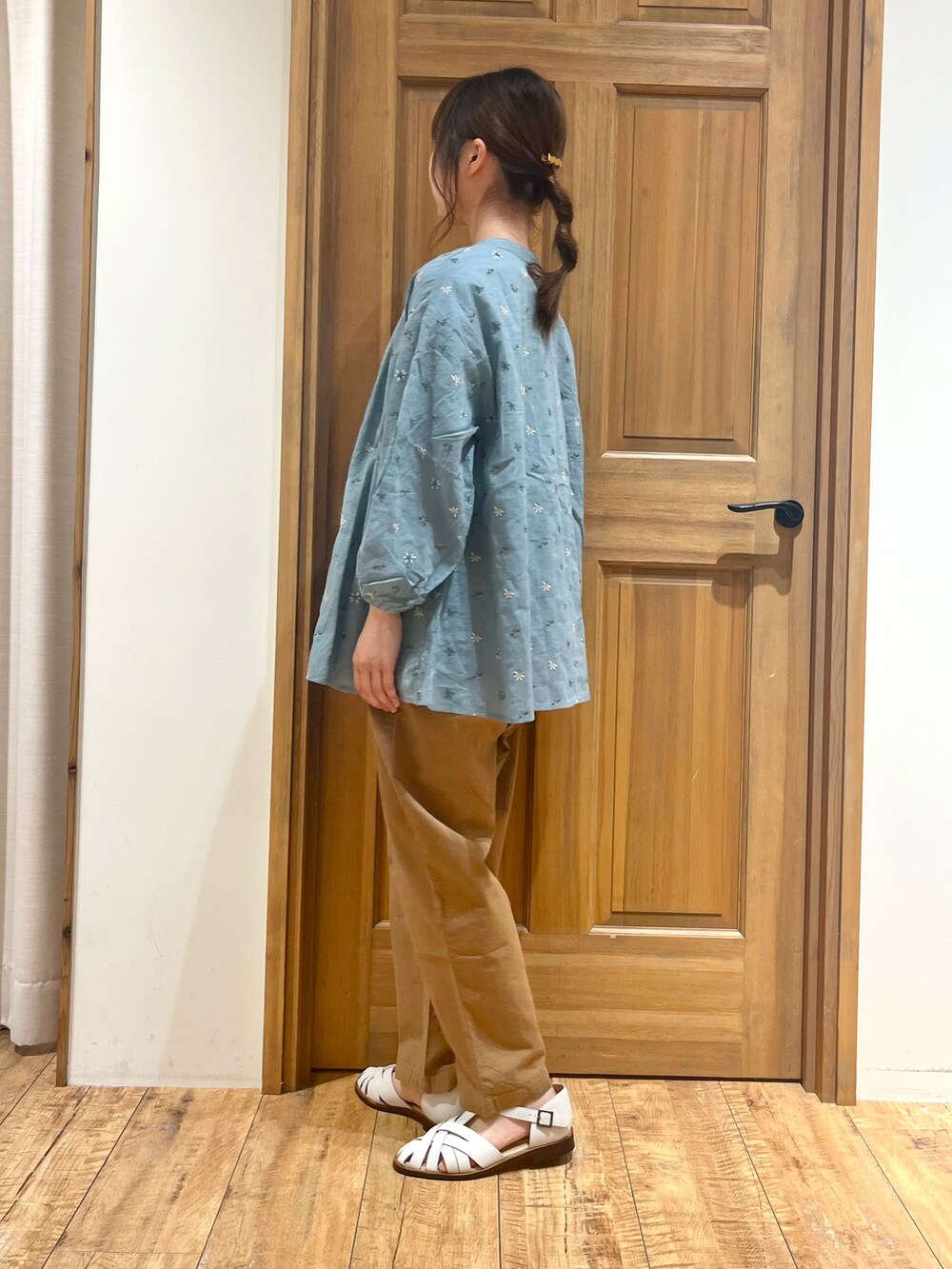ホワイト系のサンダル、ホワイト系のTシャツ/カットソー、ベージュ系のその他パンツを着用したレディースの夏コーディネートの4枚目の写真