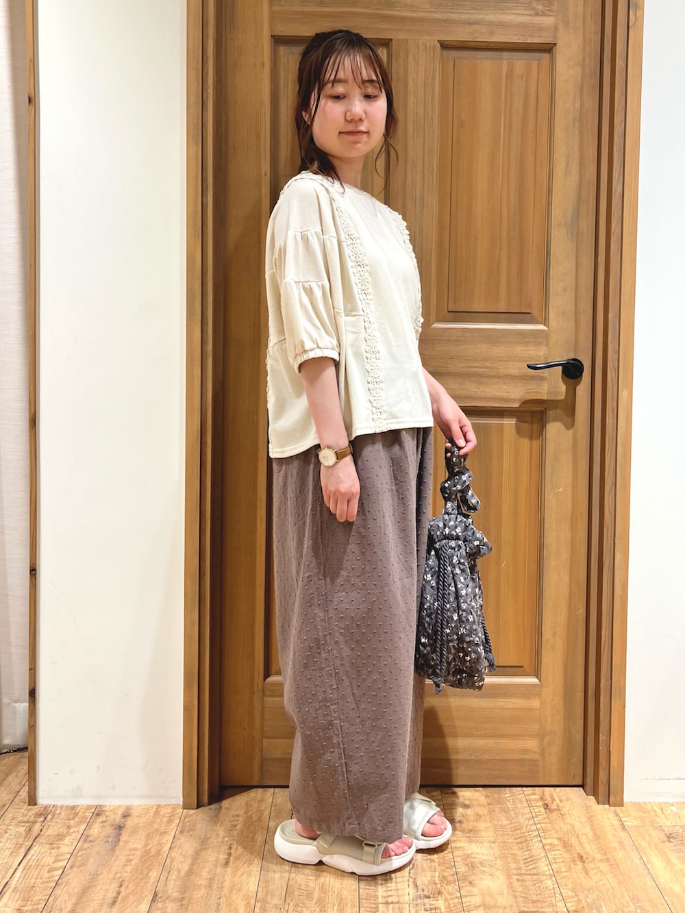 ベージュ系のサンダル、グレー系のハンドバッグ、ブラウン系のその他パンツを着用したレディースの夏コーディネートの2枚目の写真