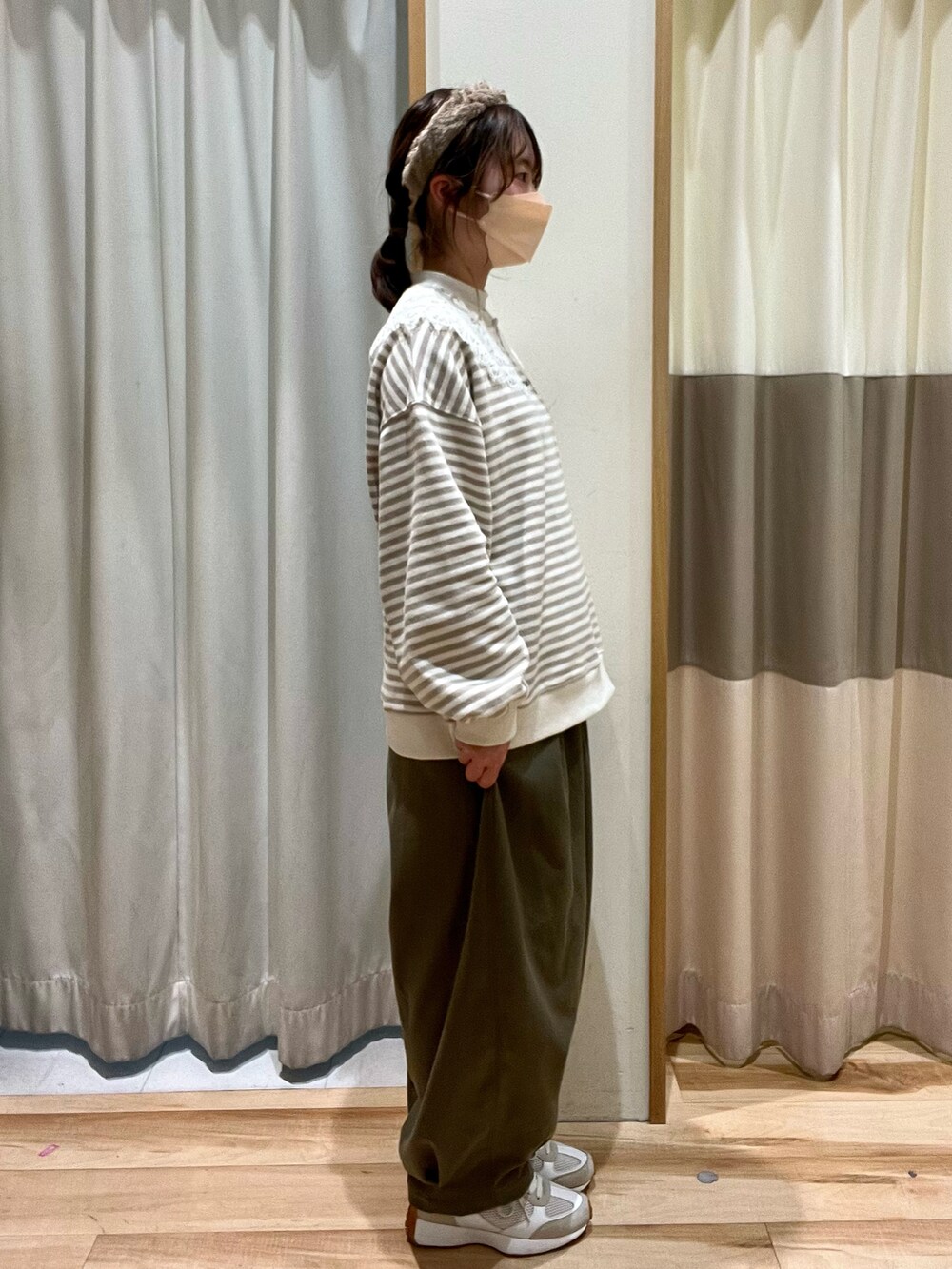 ホワイト系のニット/セーター、グリーン系のその他パンツを着用したレディースの冬コーディネートの2枚目の写真