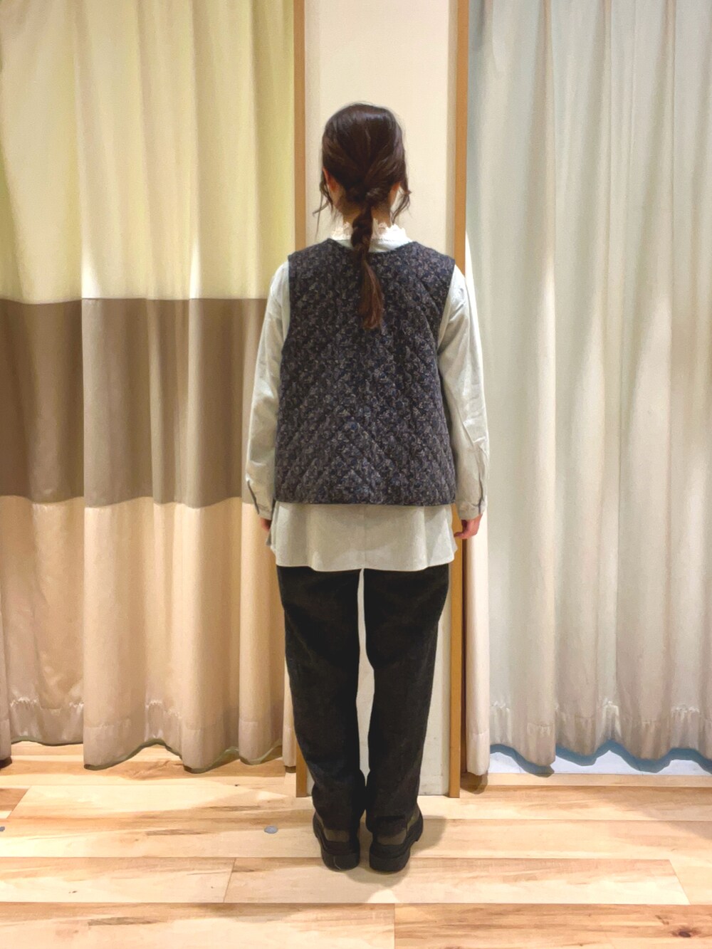 グレー系のシャツ/ブラウス、ブラック系のベスト、グレー系のその他パンツを着用したレディースの冬コーディネートの4枚目の写真