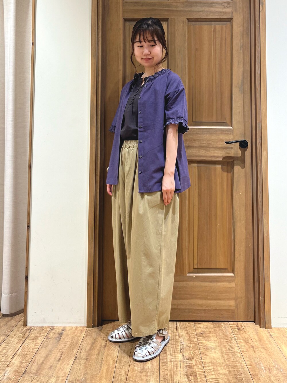 シルバー系のサンダル、グレー系のシャツ/ブラウス、パープル系のシャツ/ブラウスを着用したレディースの夏コーディネートの2枚目の写真