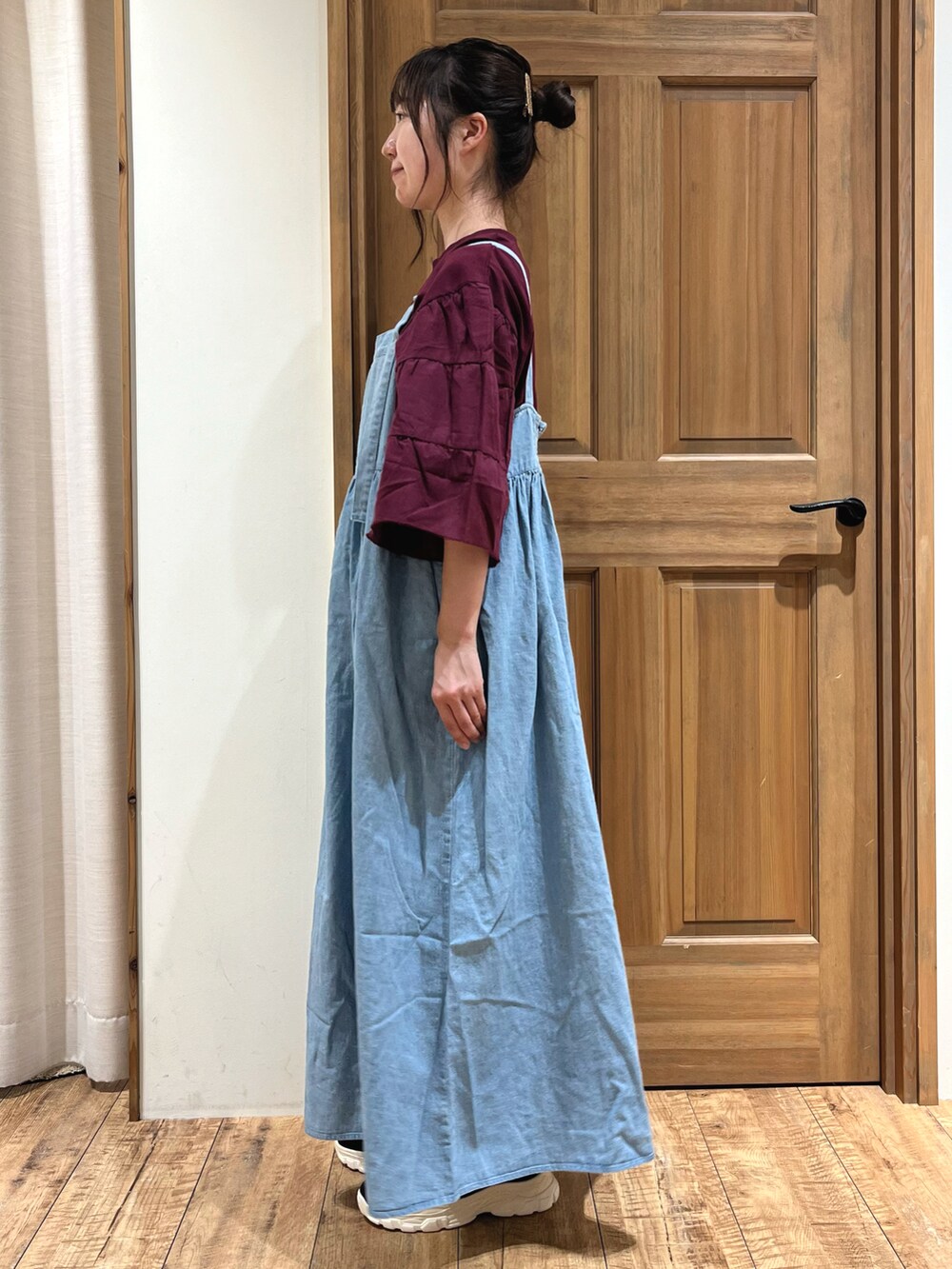 ブラック系のドレスシューズ、ブルー系のワンピース、パープル系のTシャツ/カットソーを着用したレディースの秋コーディネートの2枚目の写真