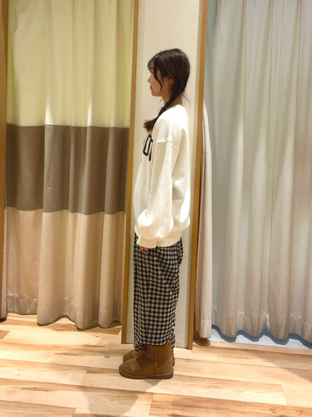 ホワイト系のTシャツ/カットソー、ベージュ系のその他パンツを着用したレディースの冬コーディネートの2枚目の写真