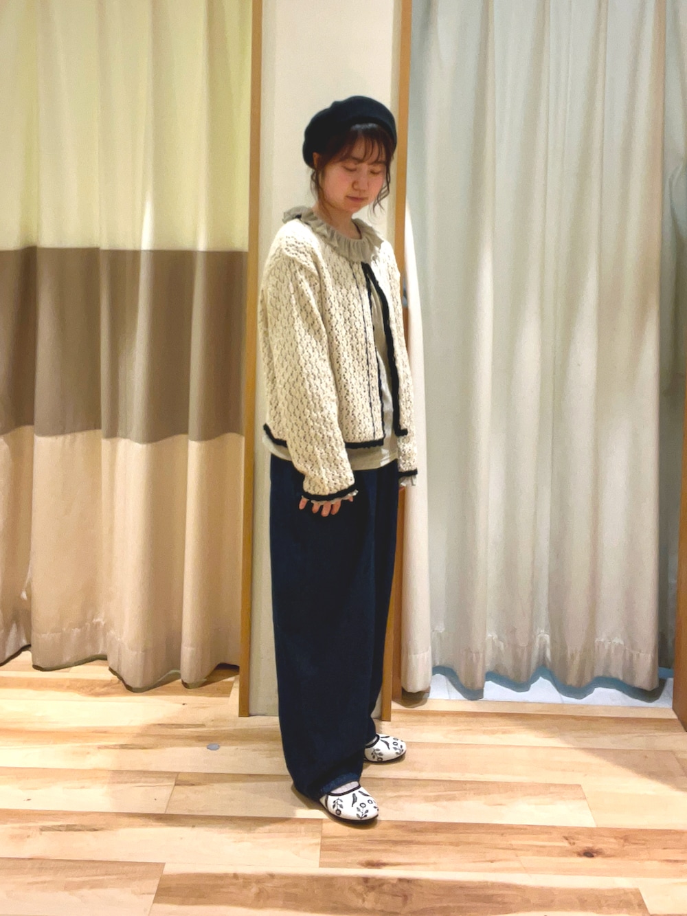 ベージュ系のTシャツ/カットソー、ホワイト系のカーディガン/ボレロ、ブルー系のデニムパンツを着用したレディースの春コーディネートの2枚目の写真