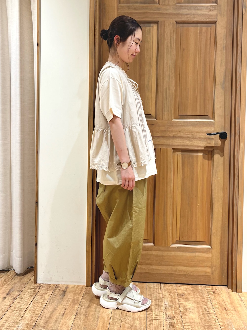 ベージュ系のサンダル、ベージュ系のその他パンツ、ホワイト系のTシャツ/カットソーを着用したレディースの夏コーディネートの2枚目の写真