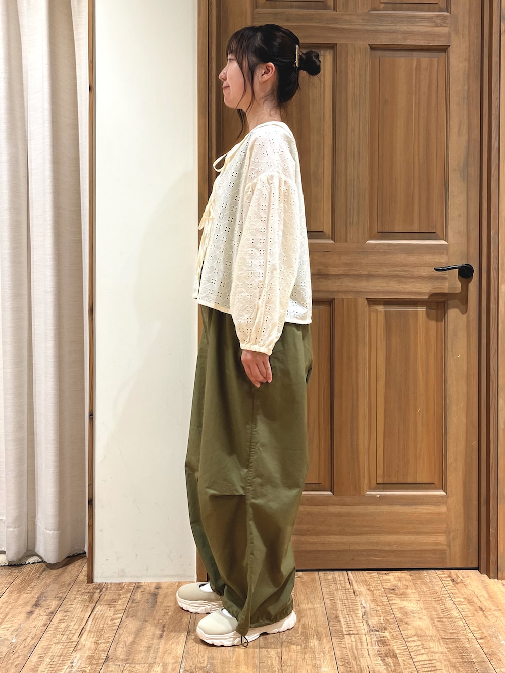 ベージュ系のドレスシューズ、グリーン系のその他パンツ、ブラック系のTシャツ/カットソーを着用したレディースの秋コーディネートの4枚目の写真