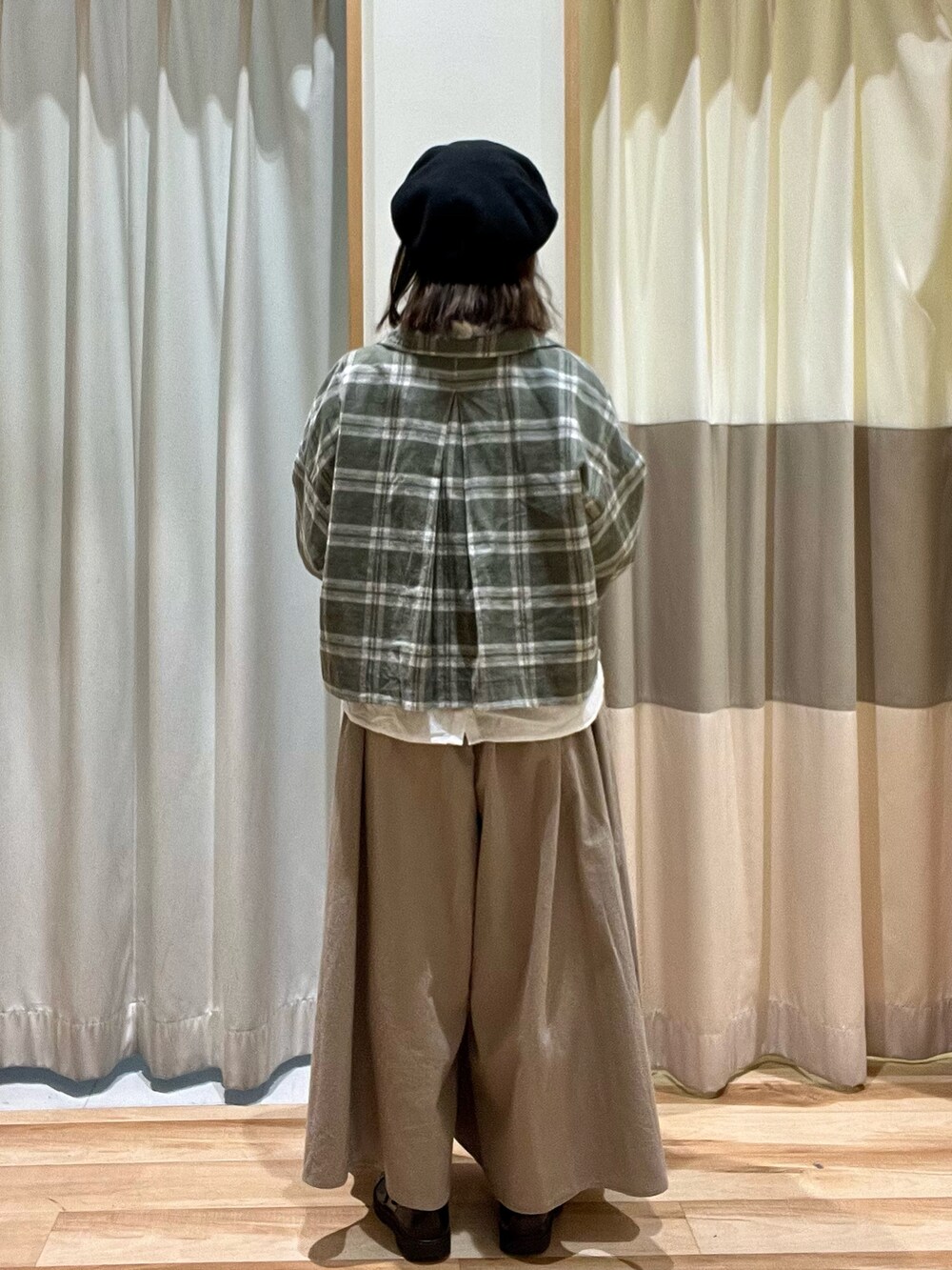 ホワイト系のシャツ/ブラウス、グリーン系のノーカラージャケット、ブラック系のショルダーバッグを着用したレディースの秋コーディネートの2枚目の写真