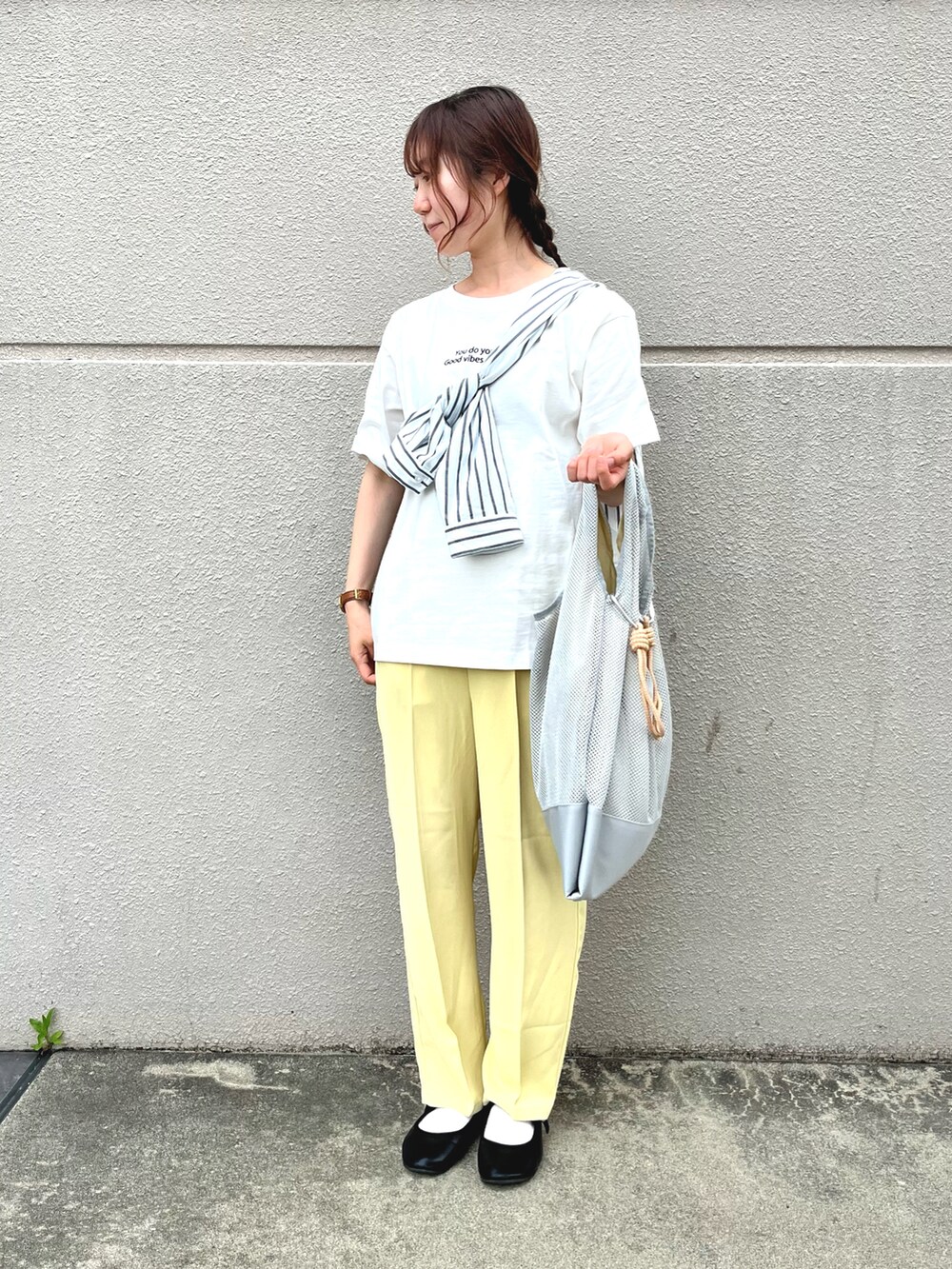 イエロー系のその他パンツ、ブラック系のシャツ/ブラウス、ホワイト系のTシャツ/カットソーを着用したレディースの春コーディネートの3枚目の写真