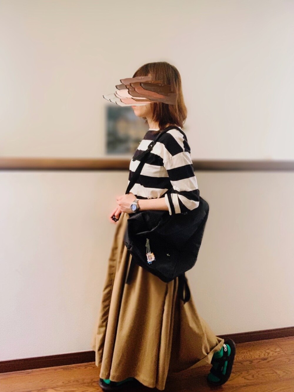 ベージュ系のスカート、ブラック系のサンダル、グリーン系のソックス/靴下を着用したレディースの春コーディネートの3枚目の写真