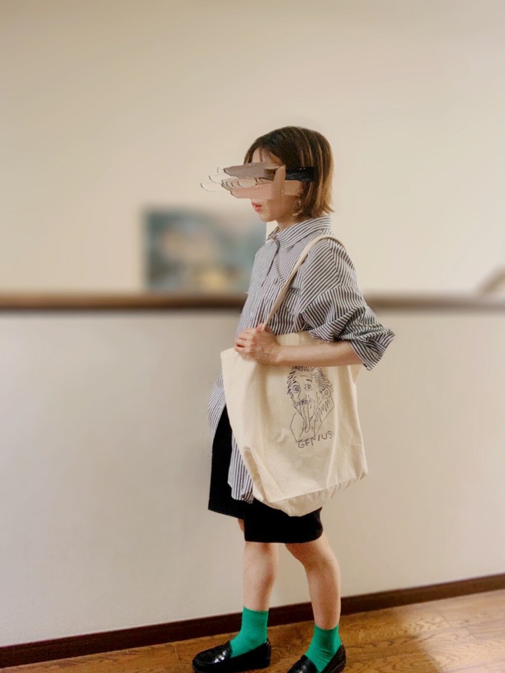 「秋服準備はじめました、秋コーデ、カジュアルコーデ、低身長女子、シャツスタイル、ハーフパンツ、トートバッグ、ローファー、着回しコーデ、カラーソックス、メンズライク、オーバーサイズ」｜「moment+の綿100％先染めストライプ.長袖ビッグシルエットシャツ（シャツ/ブラウス、ブラック系）」を使った、ふじ\( Ö )/     さん（レディース・153cm）の秋コーディネートの2枚目の写真