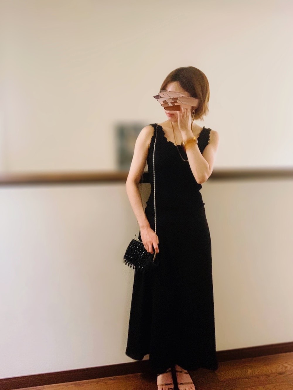 ブラック系のスカート、ブラック系のタンクトップ、ブラウン系のサンダルを着用したレディースの夏コーディネートの2枚目の写真