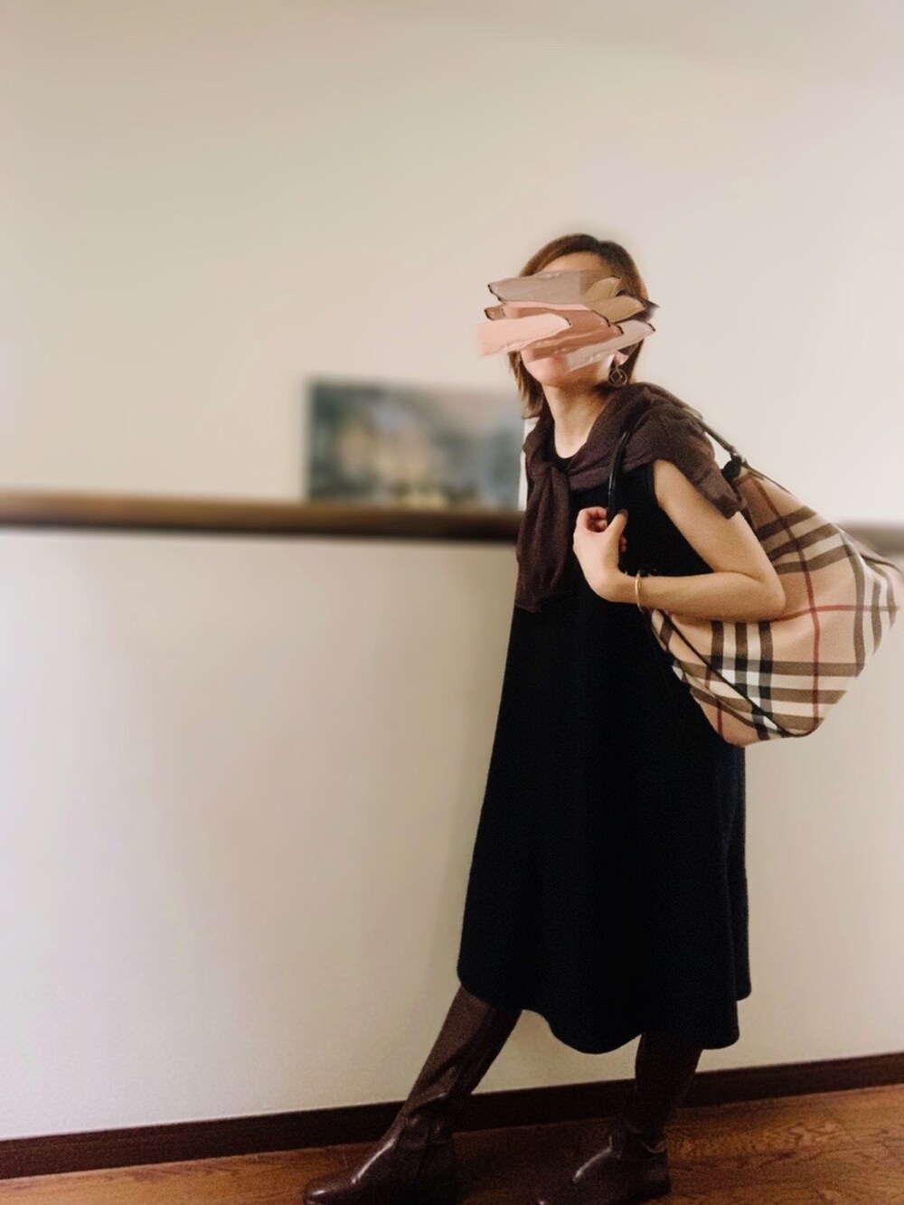 ブラック系のワンピース、ブラウン系のカーディガン/ボレロ、ブラウン系のブーツを着用したレディースの秋コーディネートの2枚目の写真