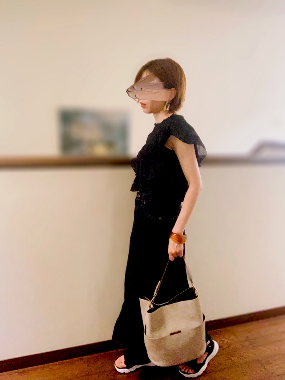 ブラック系のシャツ/ブラウス、ブルー系のデニムスカート、ブラック系のサンダルを着用したレディースの夏コーディネートの2枚目の写真