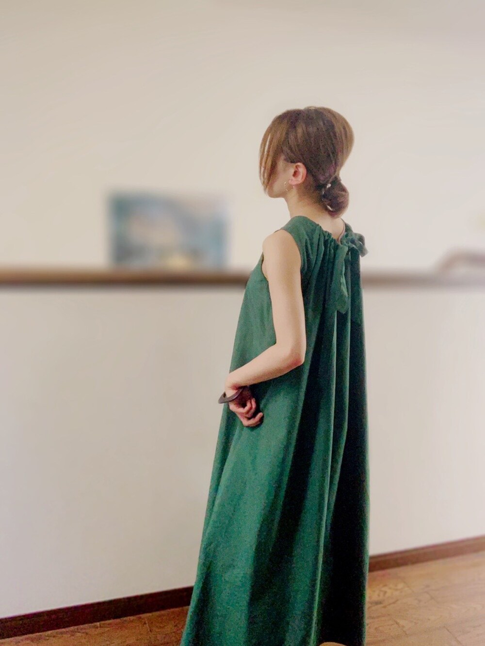 グリーン系のワンピース、ホワイト系のショルダーバッグを着用したレディースの夏コーディネートの2枚目の写真