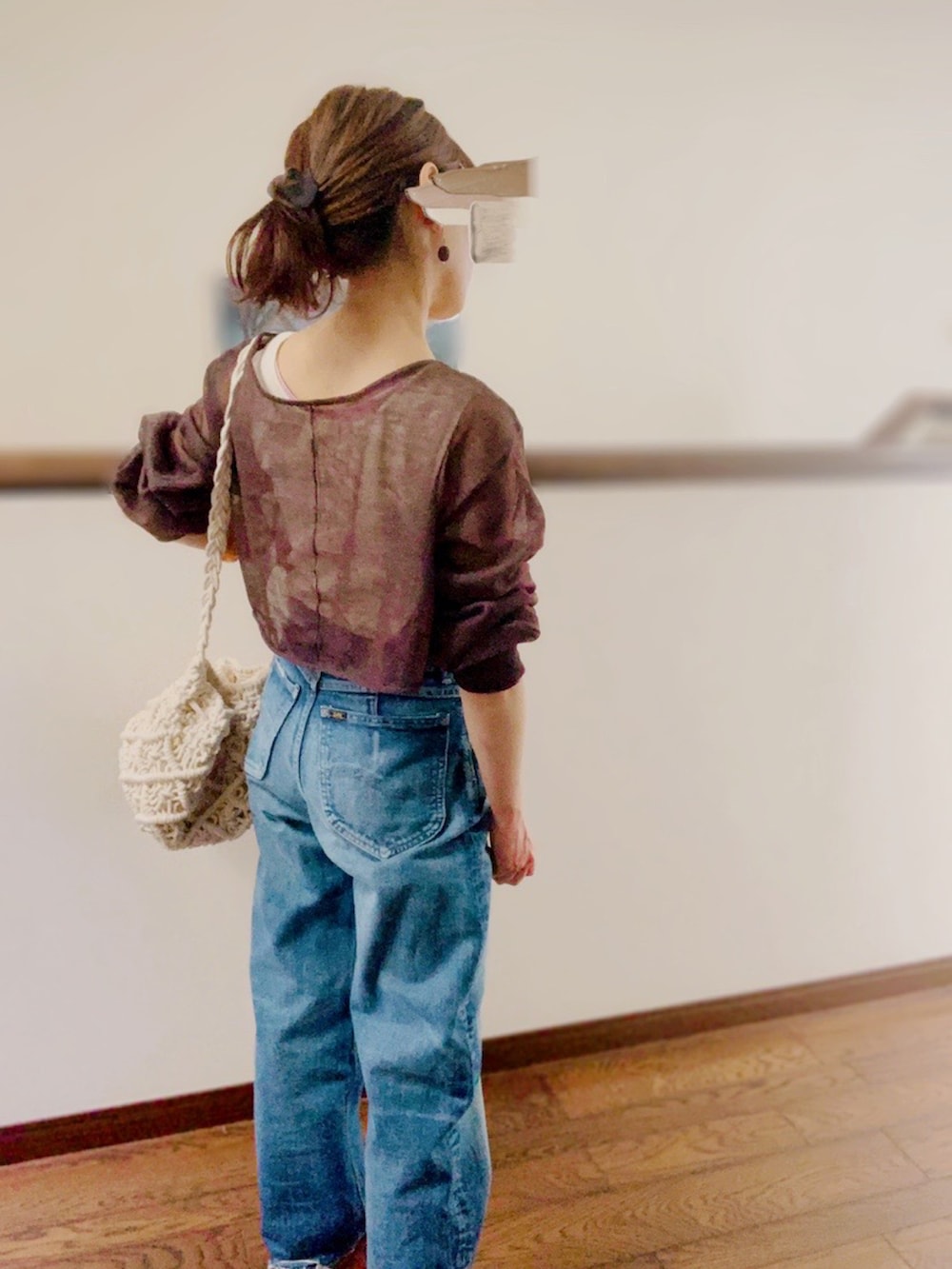 ベージュ系のタンクトップ、ブラウン系のカーディガン/ボレロ、ホワイト系のショルダーバッグを着用したレディースの夏コーディネートの3枚目の写真