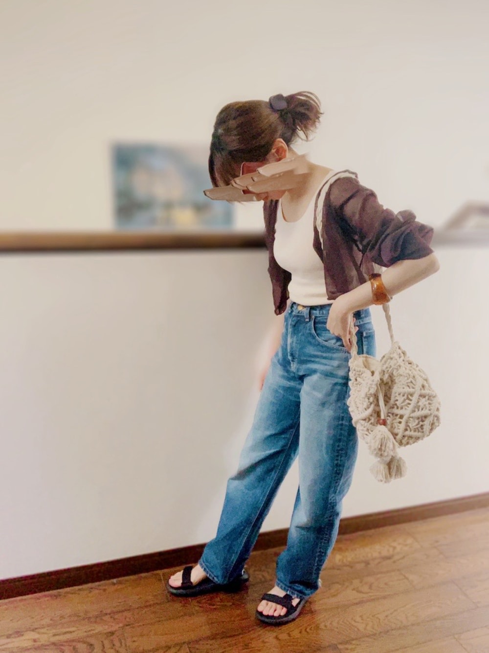 ベージュ系のタンクトップ、ブラウン系のカーディガン/ボレロ、ホワイト系のショルダーバッグを着用したレディースの夏コーディネートの2枚目の写真