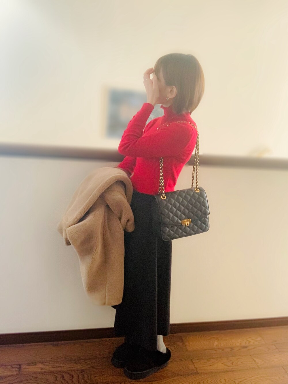 ブラウン系のその他アウター、ブラック系のスカート、ブラック系のクラッチバッグを着用したレディースの冬コーディネートの3枚目の写真