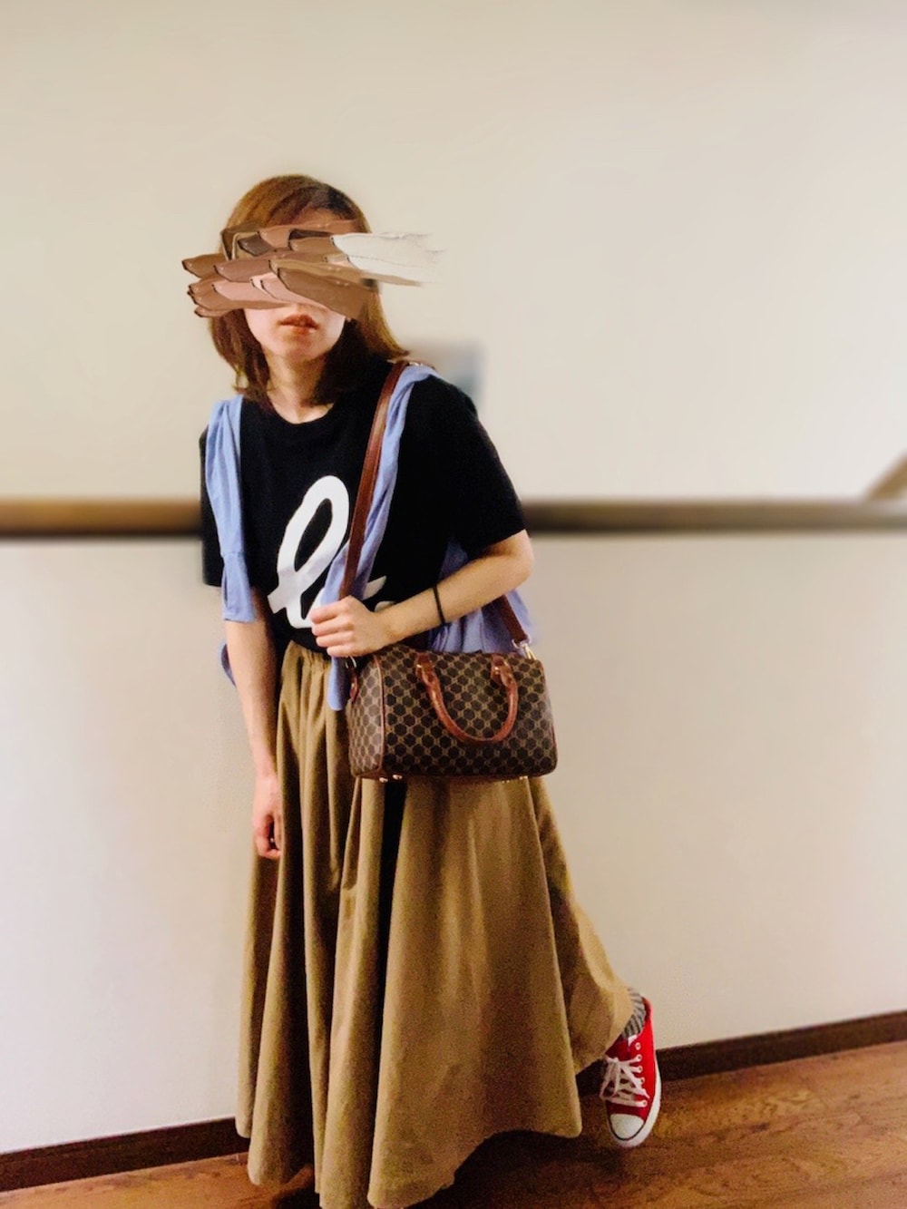 ブラック系のTシャツ/カットソー、ベージュ系のスカート、レッド系のスニーカーを着用したレディースの夏コーディネートの3枚目の写真
