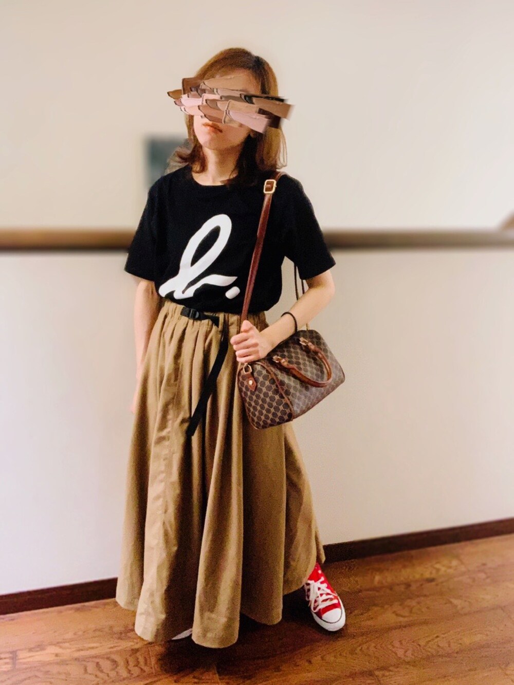 ブラック系のTシャツ/カットソー、ベージュ系のスカート、レッド系のスニーカーを着用したレディースの夏コーディネートの4枚目の写真