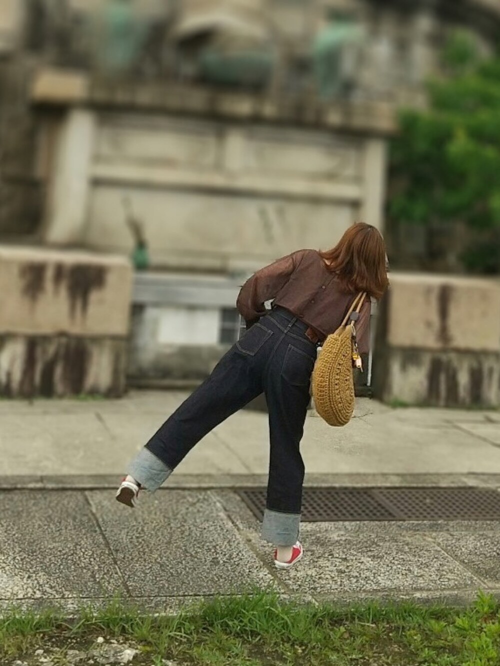 ブラウン系のカーディガン/ボレロ、ベージュ系のトートバッグ、レッド系のスニーカーを着用したレディースの夏コーディネートの2枚目の写真