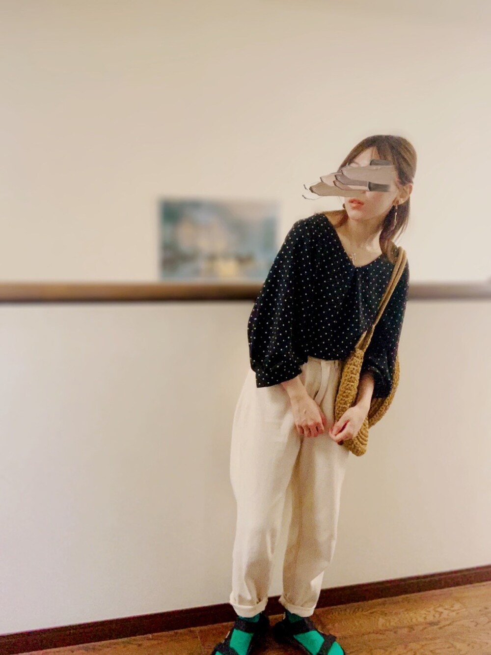 ブラック系のサンダル、ベージュ系のデニムパンツ、ベージュ系のトートバッグを着用したレディースの春コーディネートの2枚目の写真