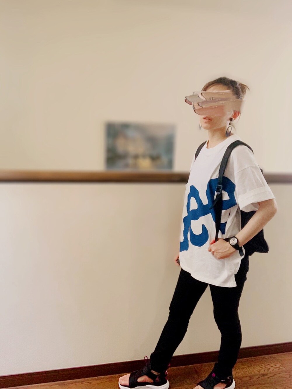 「夏コーデ、低身長コーデ、カジュアル、Tシャツ、スキニーデニム、リュック、おだんごヘアー、サンダル、ロゴT、メンズライク、LEE、白Tシャツ、夏だ！Tシャツ着よう！、アウトドアスタイル」｜「AMERICAN HOLICのスキニーフィットデニム　＊（デニムパンツ、ブラック系）」を使った、ふじ\( Ö )/     さん（レディース・153cm）の夏コーディネートの2枚目の写真