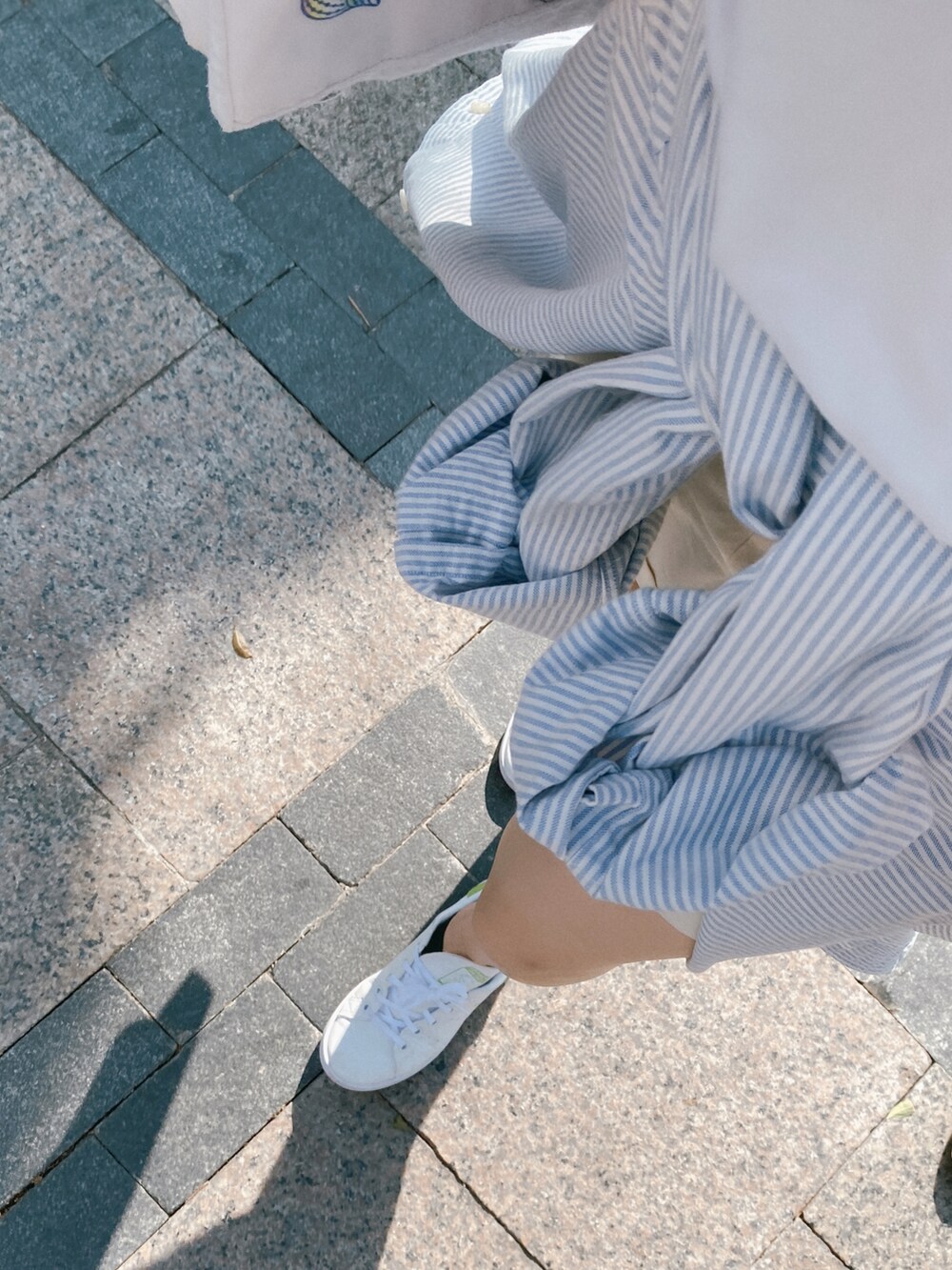 ベージュ系のカーゴパンツ、ブルー系のシャツ/ブラウス、ホワイト系のスニーカーを着用したレディースの秋コーディネートの2枚目の写真