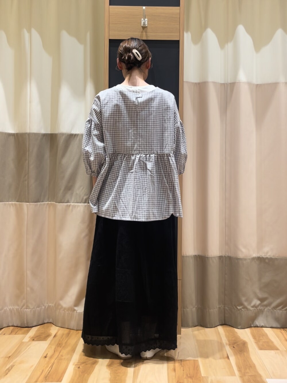 グレー系のシャツ/ブラウス、ブラック系のスカート、ベージュ系のハンドバッグを着用したレディースの春コーディネートの5枚目の写真