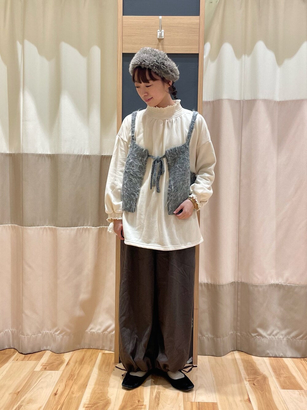 ブラウン系のその他パンツ、グレー系のベスト、ホワイト系のTシャツ/カットソーを着用したレディースの冬コーディネートの3枚目の写真