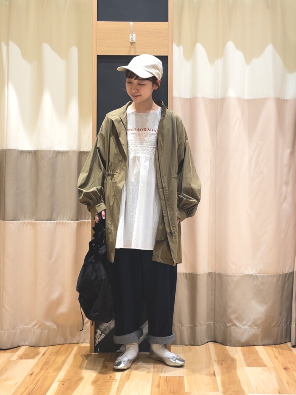 ホワイト系のチュニック、グレー系のTシャツ/カットソー、ブルー系のデニムパンツを着用したレディースの春コーディネートの2枚目の写真