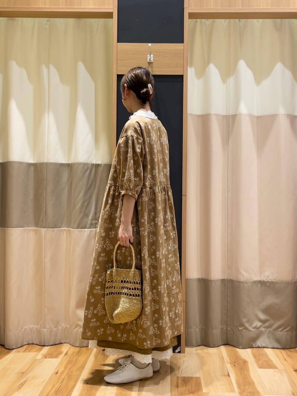 ホワイト系のTシャツ/カットソー、ベージュ系のワンピース、イエロー系のワンピースを着用したレディースの春コーディネートの4枚目の写真