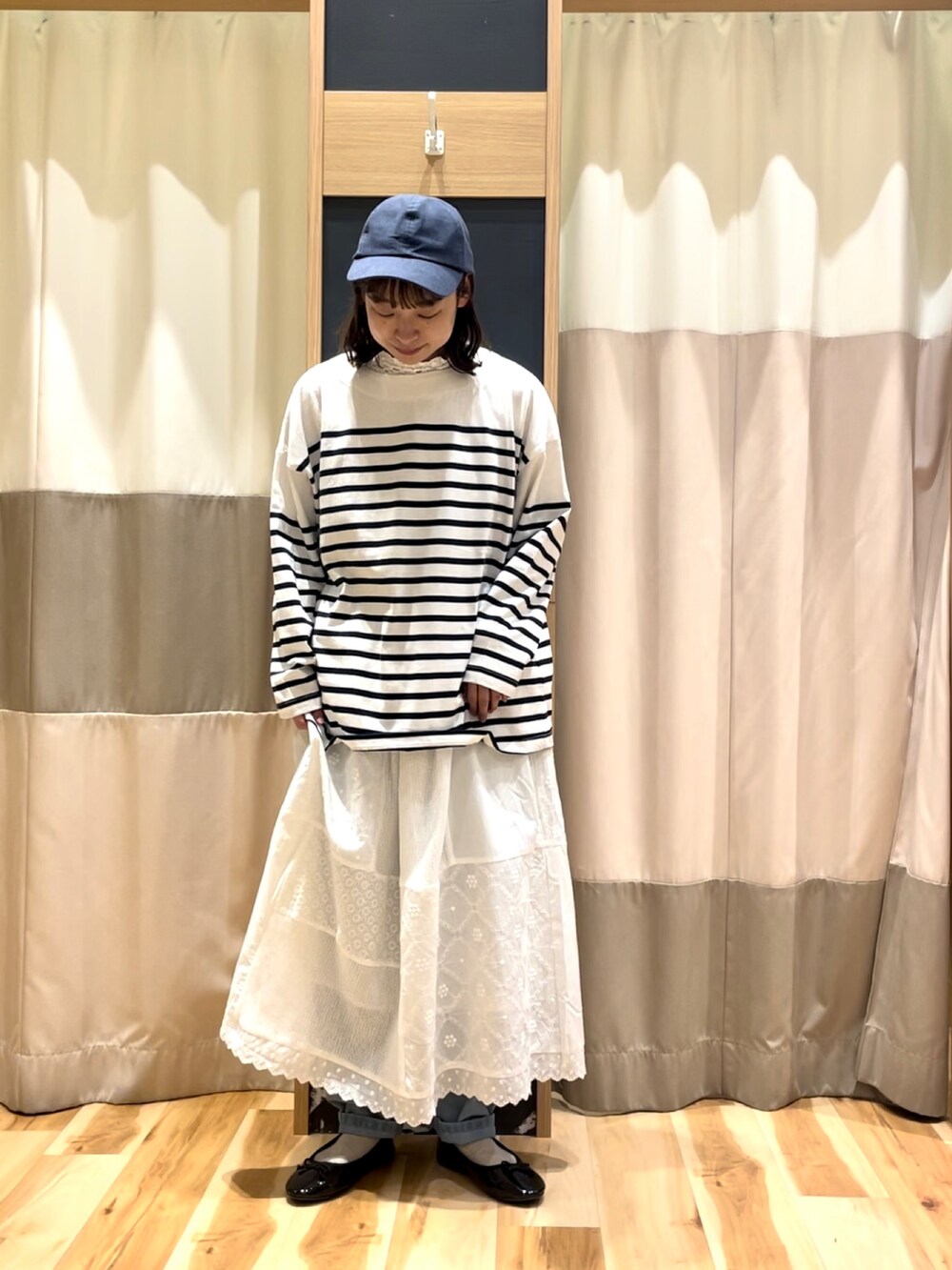 ブラック系のパンプス、ブラック系のハンドバッグ、ブラック系のTシャツ/カットソーを着用したレディースの春コーディネートの3枚目の写真