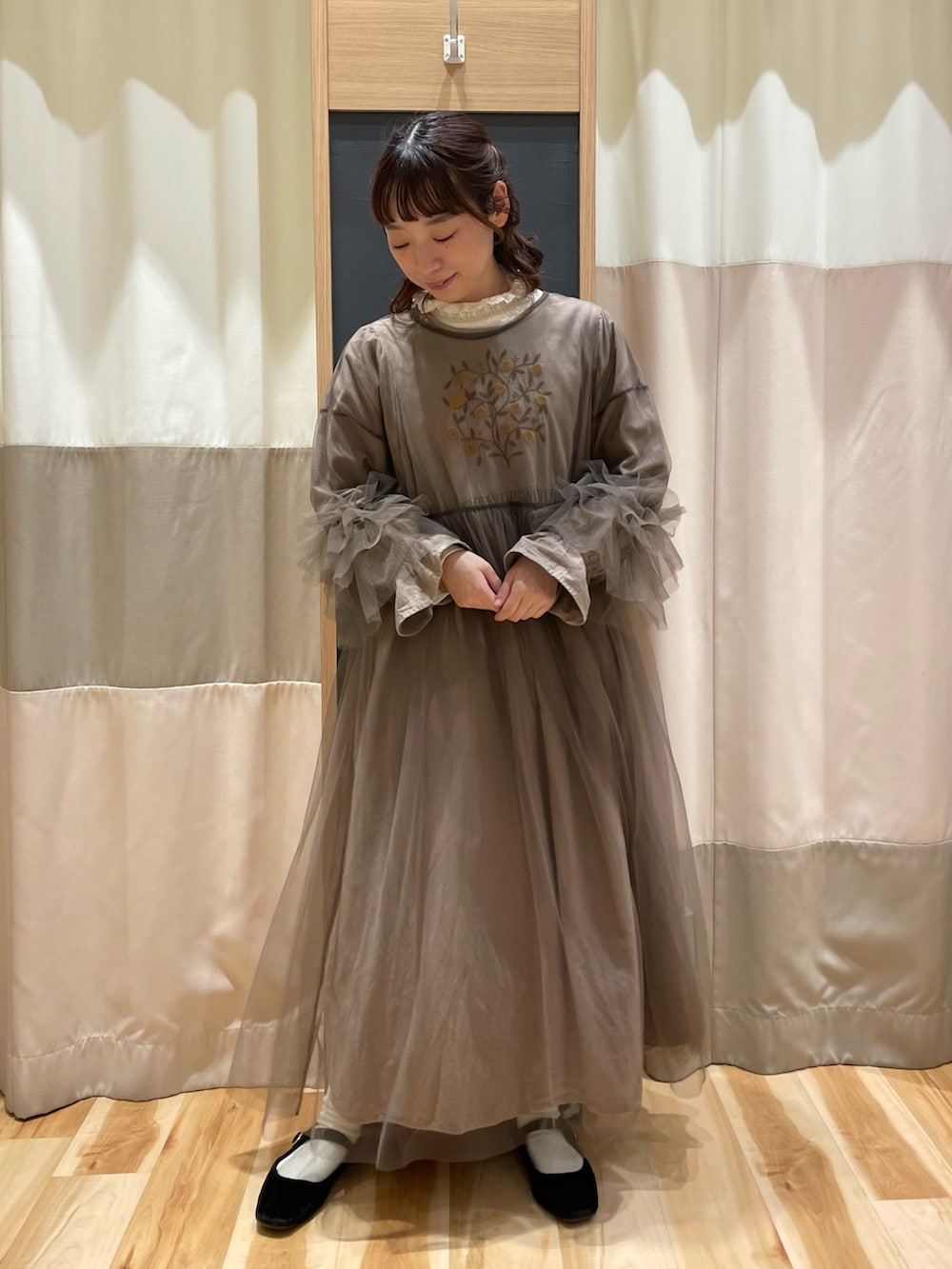 ブラウン系のワンピース、ブラウン系のワンピースを着用したレディースの秋コーディネートの2枚目の写真