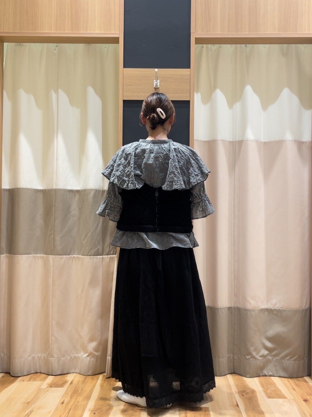 ベージュ系のハンドバッグ、ブラック系のシャツ/ブラウス、ブラック系のキャミソールを着用したレディースの春コーディネートの4枚目の写真