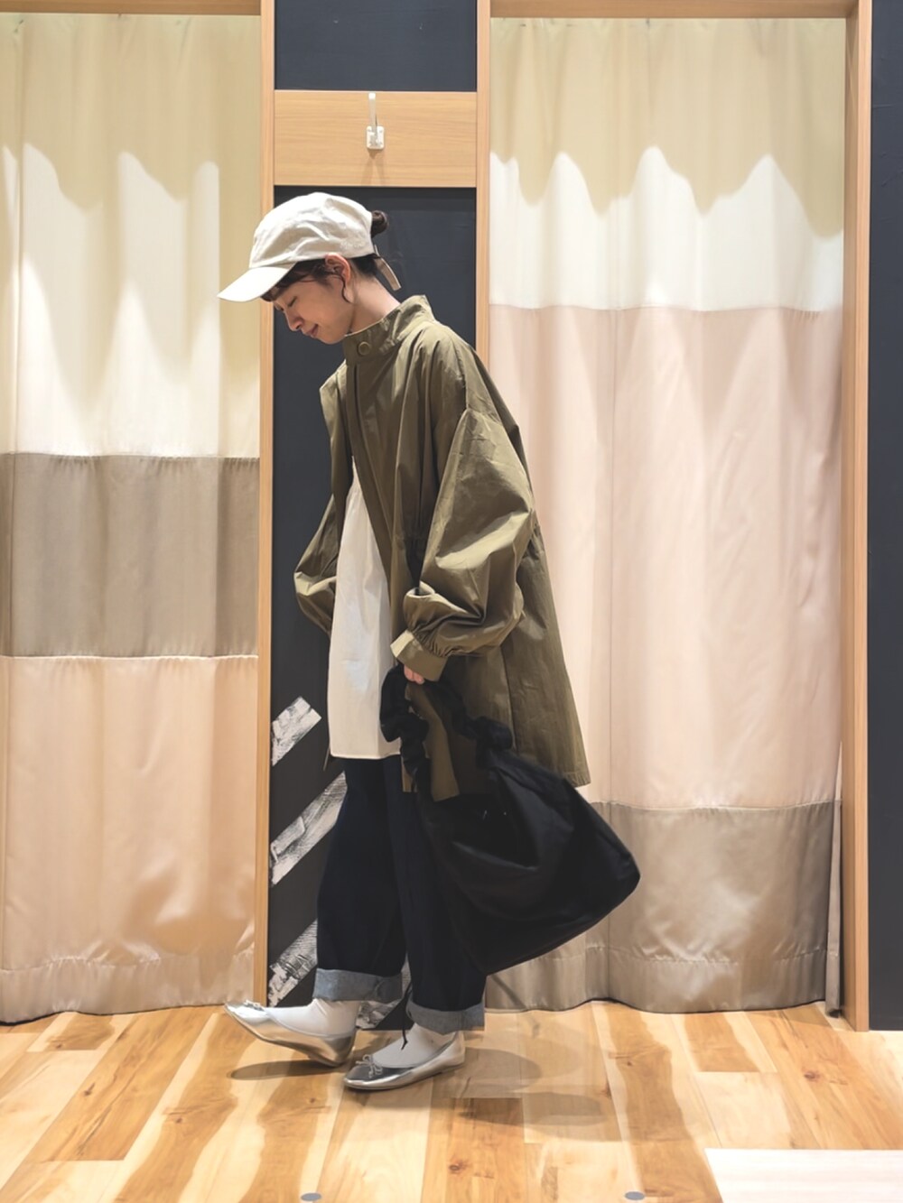 ホワイト系のチュニック、グレー系のTシャツ/カットソー、ブルー系のデニムパンツを着用したレディースの春コーディネートの3枚目の写真