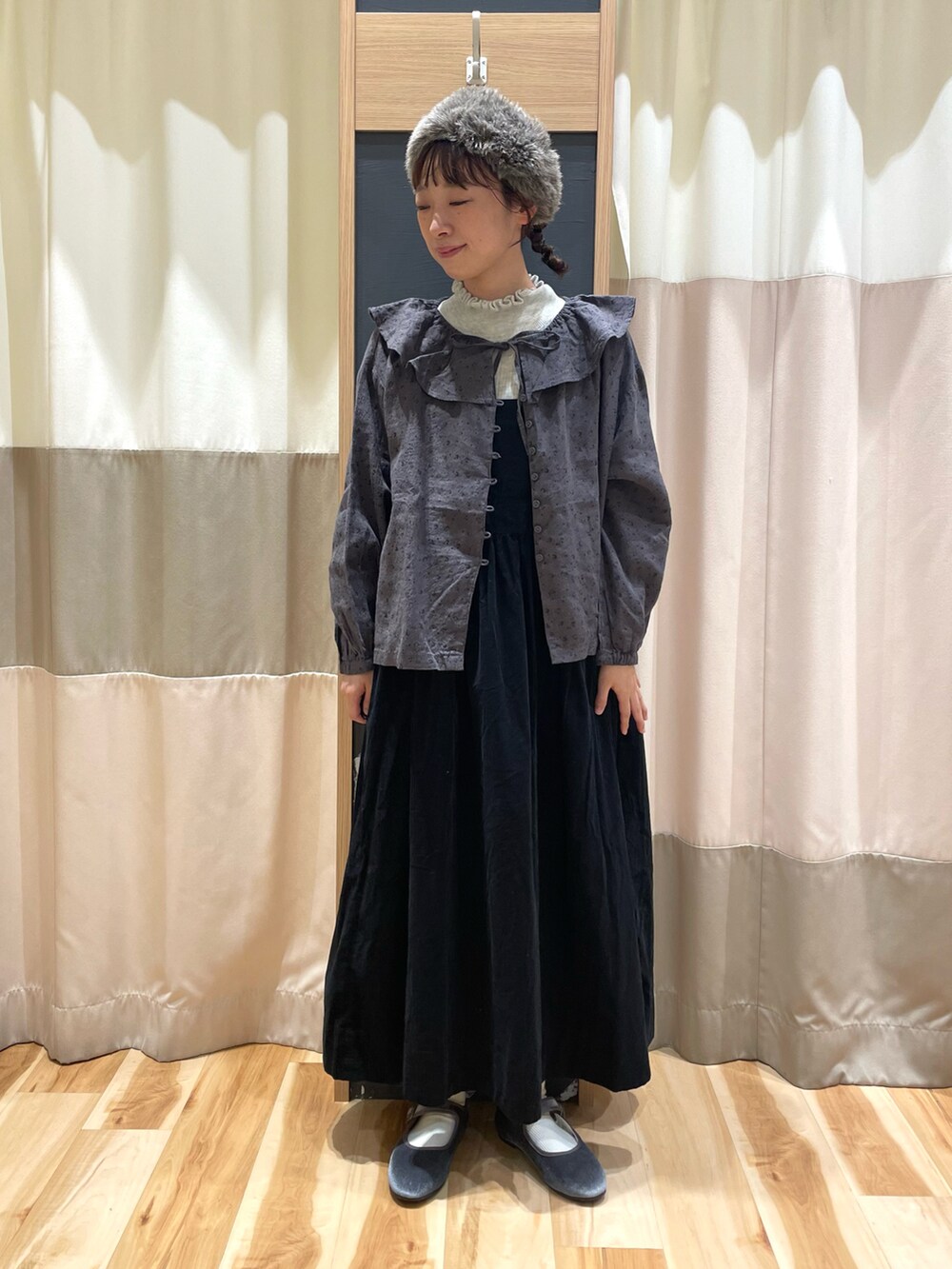 グレー系のシャツ/ブラウス、グレー系のニット/セーター、ブラック系のワンピースを着用したレディースの秋コーディネートの5枚目の写真