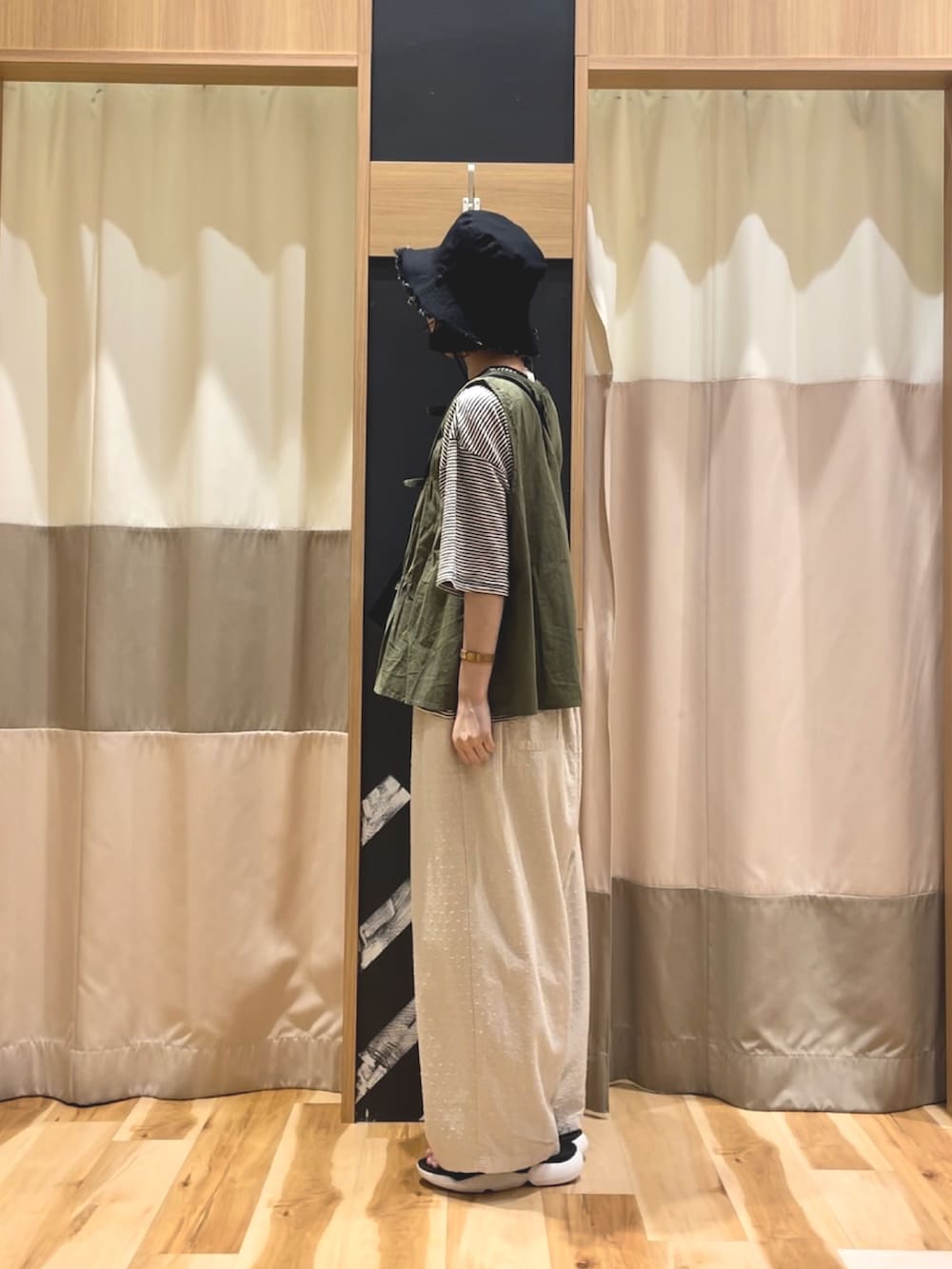 ホワイト系のその他パンツ、グリーン系のベスト、ホワイト系のTシャツ/カットソーを着用したレディースの夏コーディネートの2枚目の写真