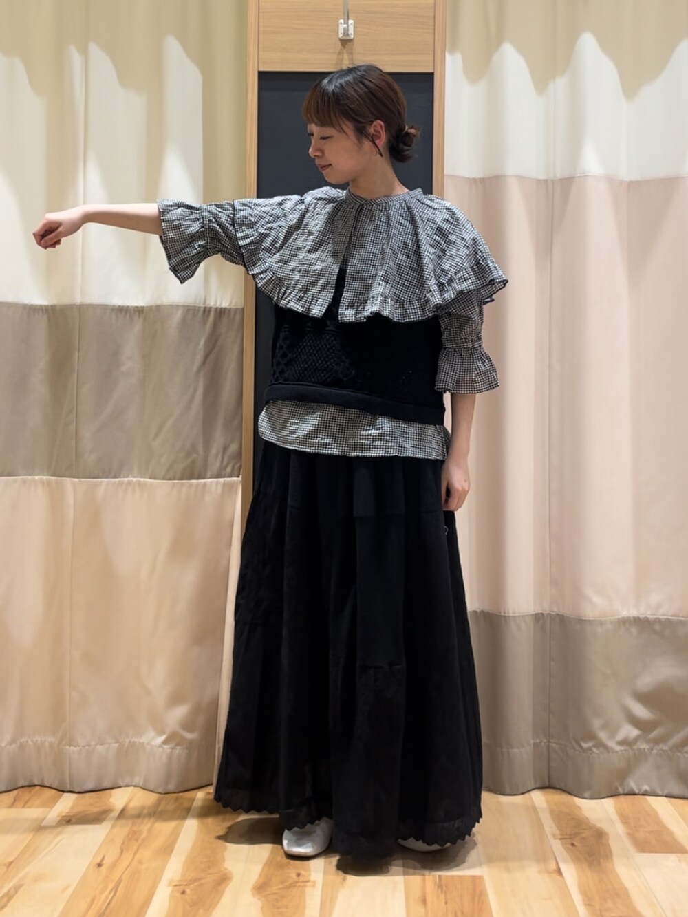 ベージュ系のハンドバッグ、ブラック系のシャツ/ブラウス、ブラック系のキャミソールを着用したレディースの春コーディネートの5枚目の写真