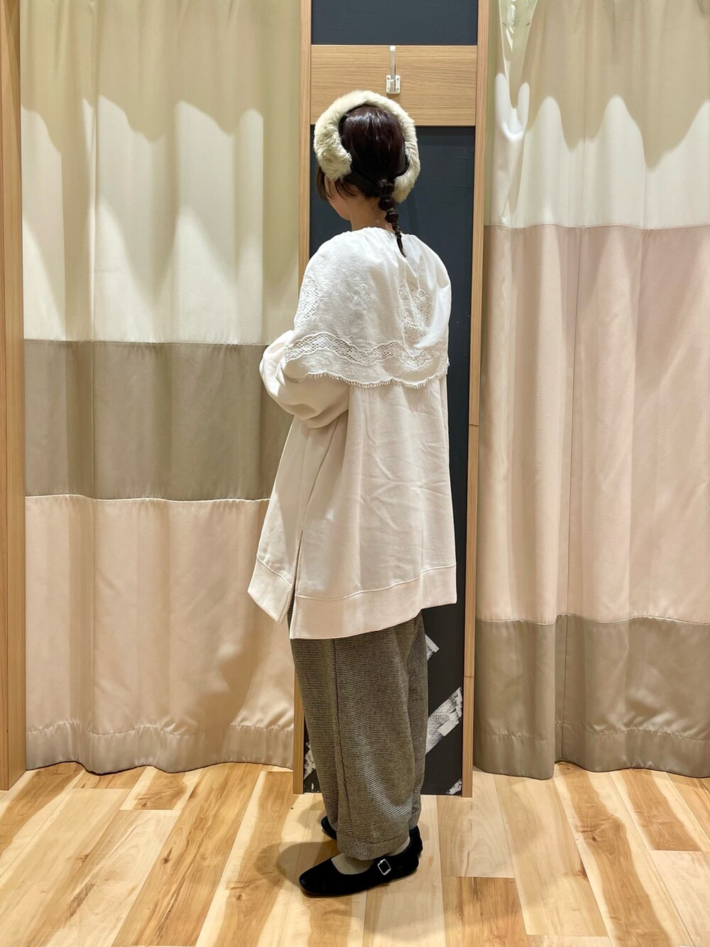 ホワイト系のスカート、ホワイト系のTシャツ/カットソー、ブラック系のその他パンツを着用したレディースの冬コーディネートの2枚目の写真