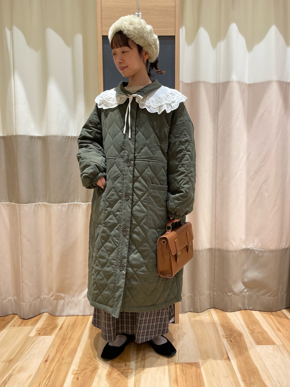 ホワイト系のシャツ/ブラウス、グリーン系のその他アウター、グレー系のスカートを着用したレディースの秋コーディネートの2枚目の写真