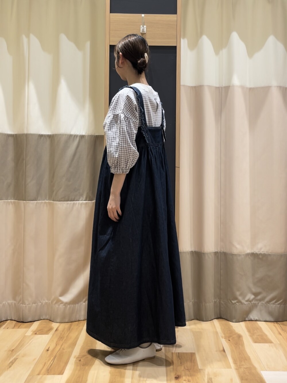 グレー系のシャツ/ブラウス、ブルー系のワンピース、ホワイト系のハットを着用したレディースの春コーディネートの3枚目の写真