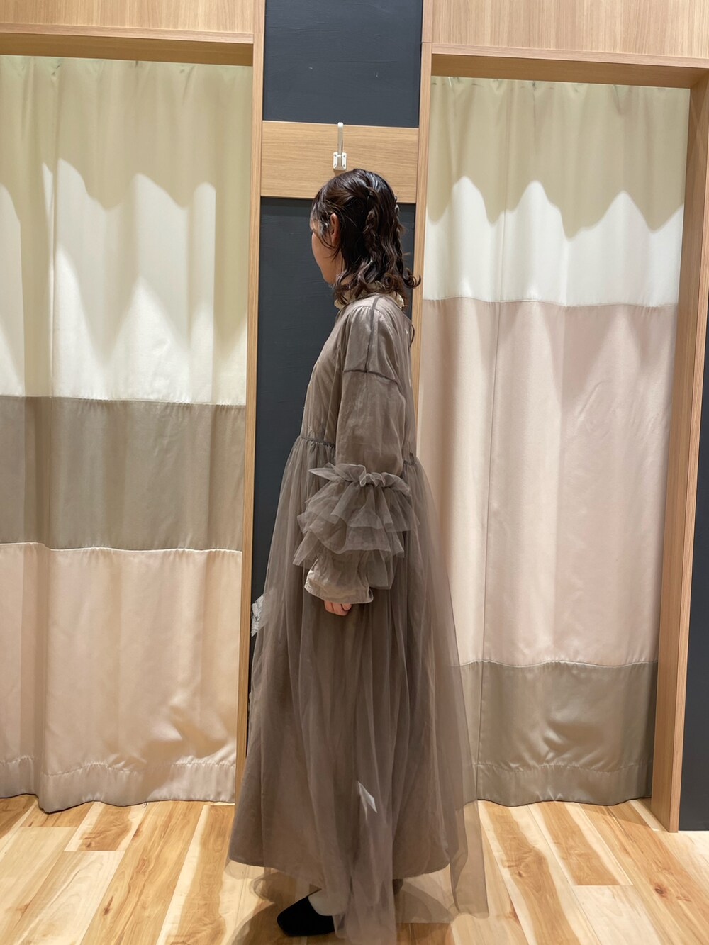 ブラウン系のワンピース、ブラウン系のワンピースを着用したレディースの秋コーディネートの4枚目の写真