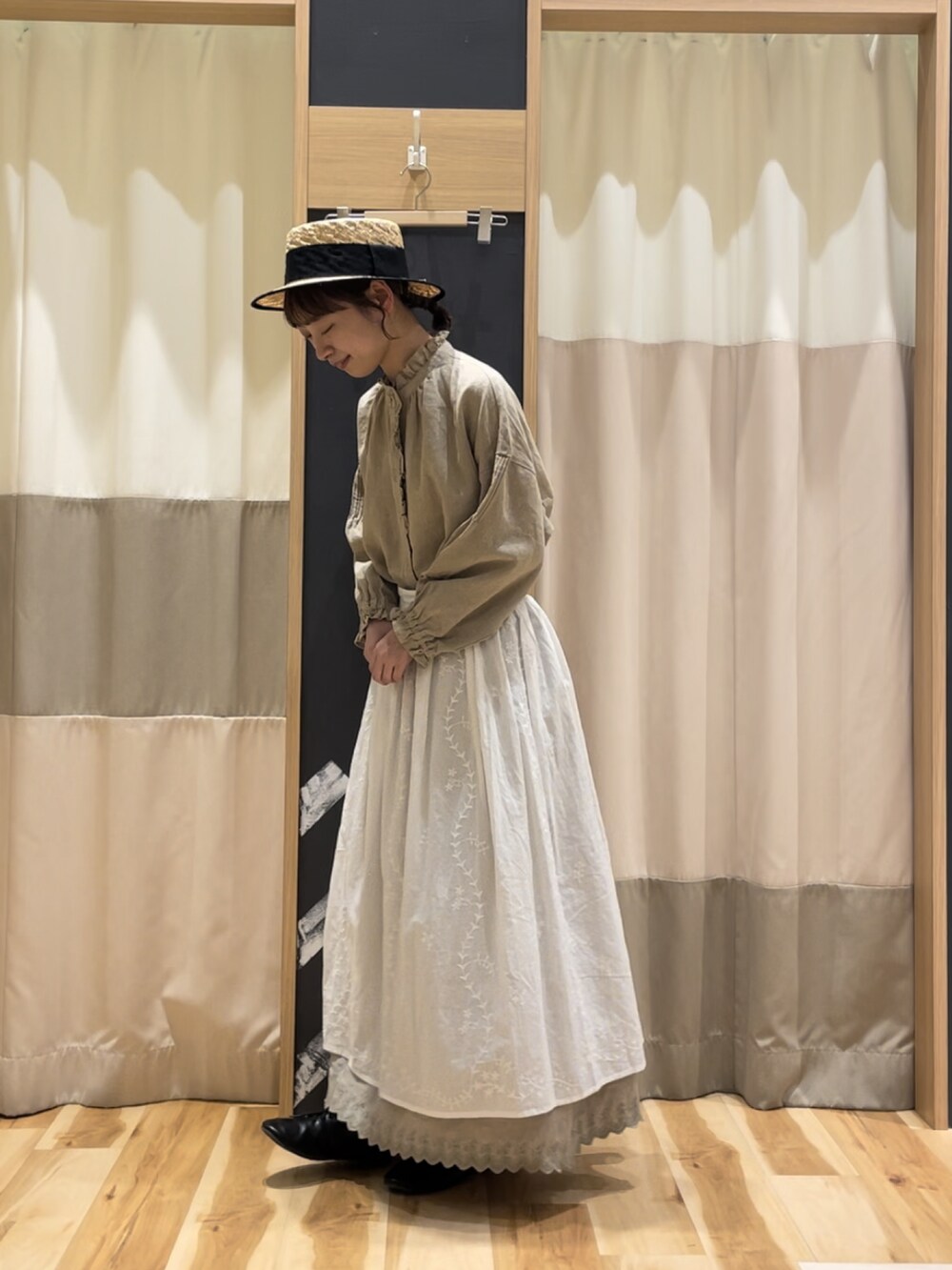 ブラック系のその他シューズ、ベージュ系のシャツ/ブラウス、ブラック系のハットを着用したレディースの春コーディネートの3枚目の写真