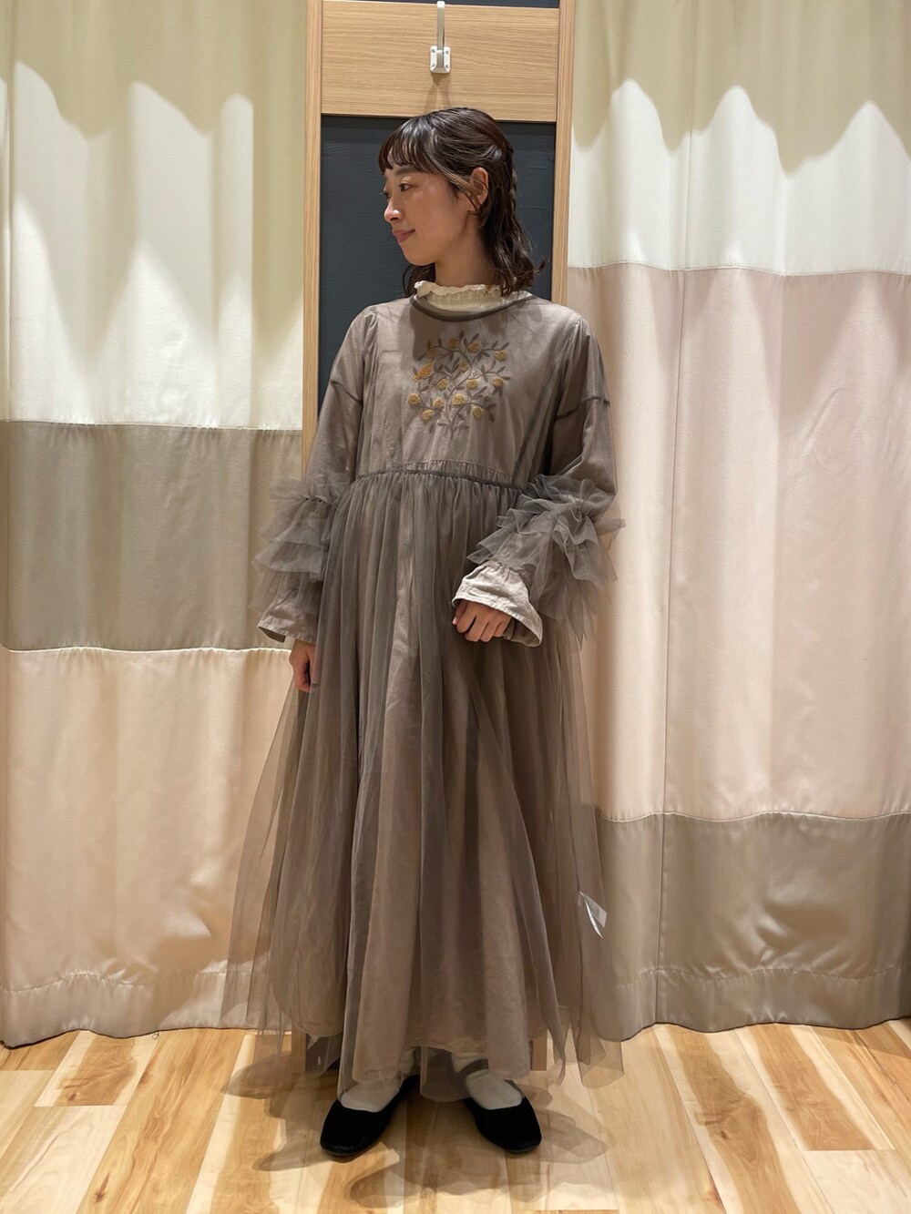 ブラウン系のワンピース、ブラウン系のワンピースを着用したレディースの秋コーディネートの3枚目の写真