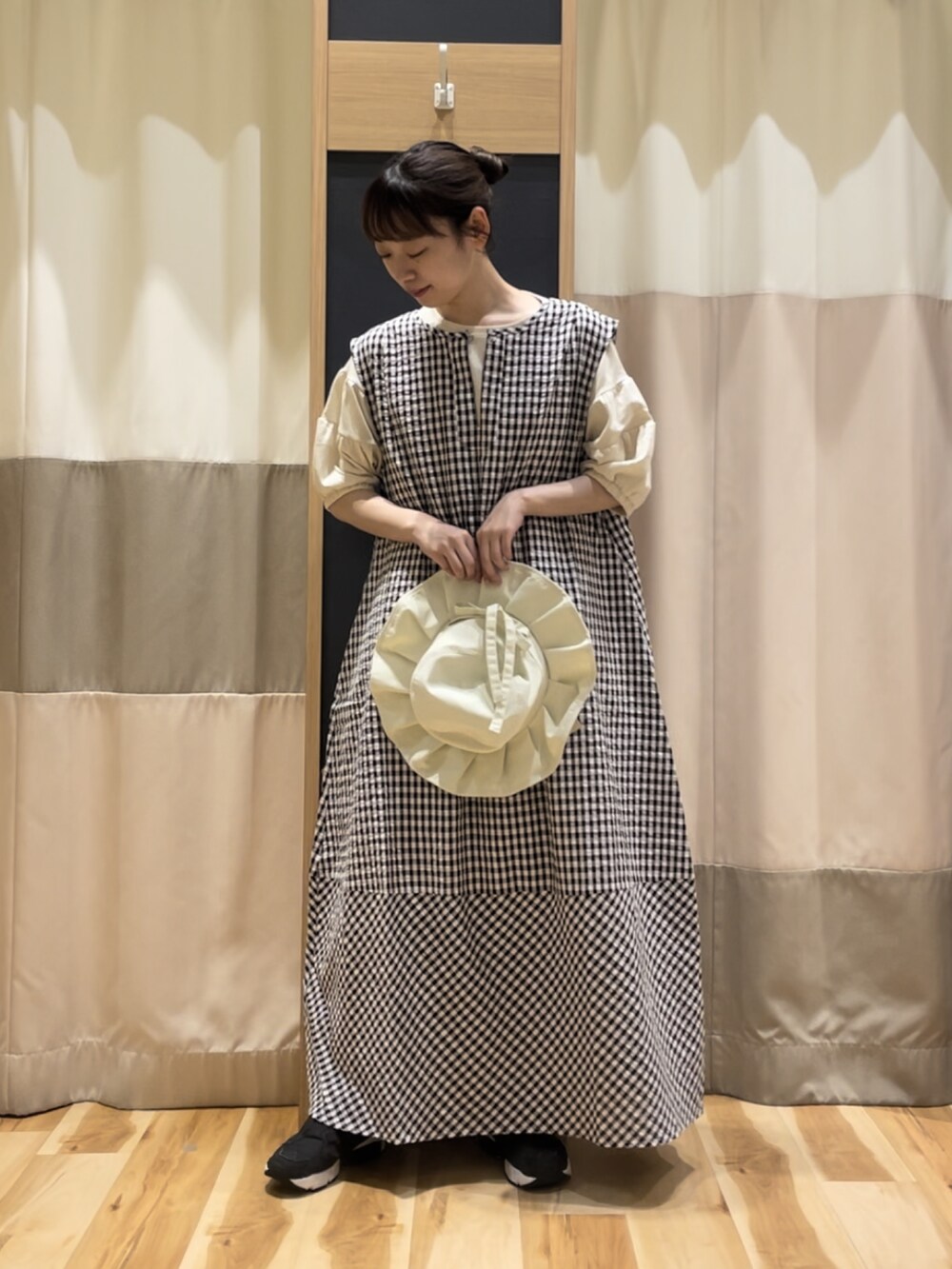 ホワイト系のTシャツ/カットソー、ブラウン系のワンピース、ホワイト系のハットを着用したレディースの夏コーディネートの2枚目の写真