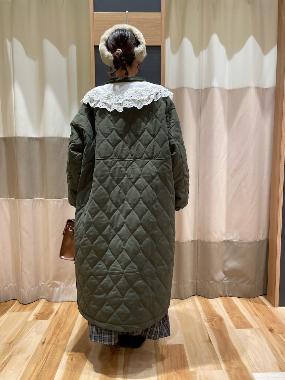 ホワイト系のシャツ/ブラウス、グリーン系のその他アウター、グレー系のスカートを着用したレディースの秋コーディネートの5枚目の写真