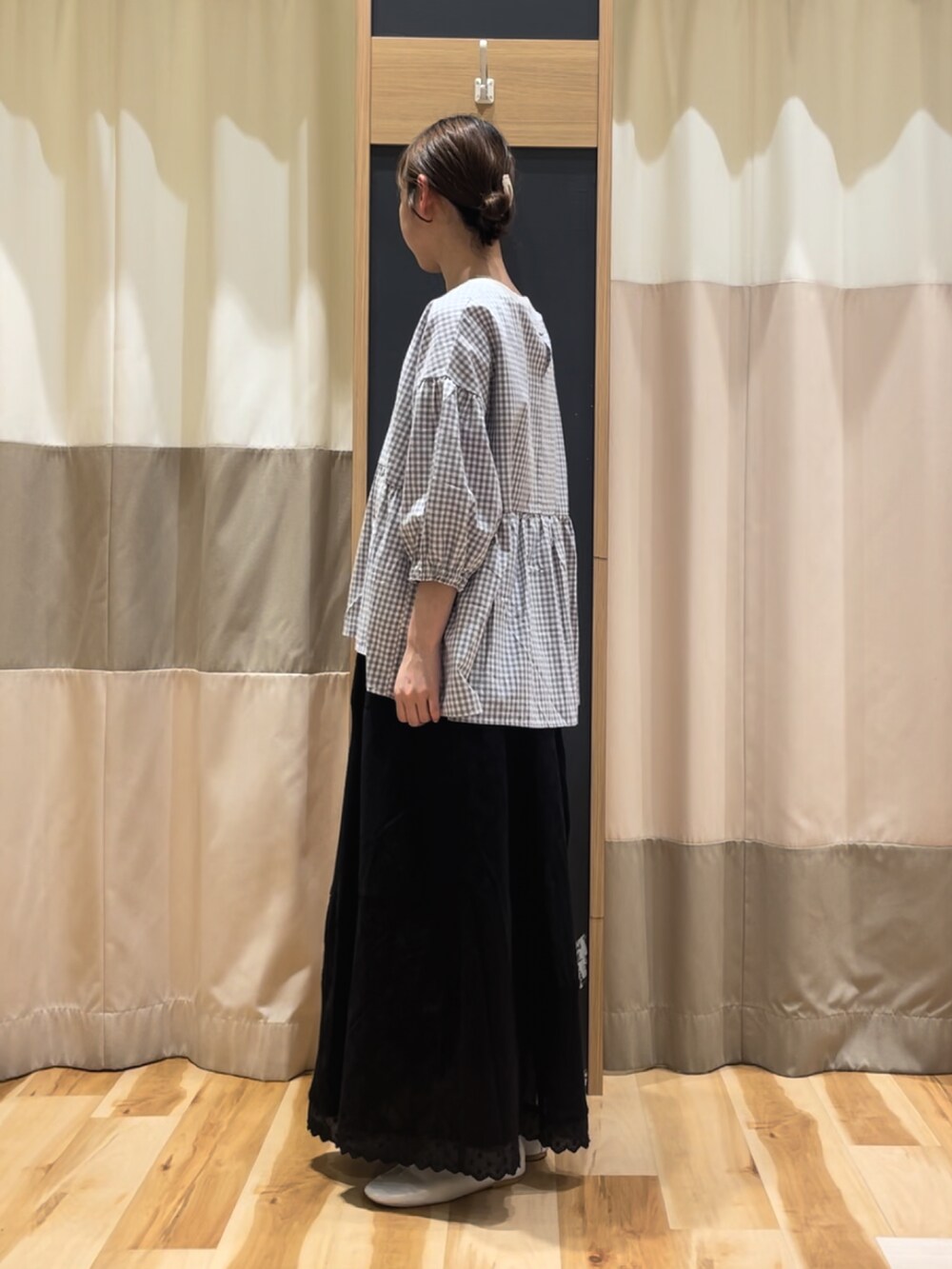 グレー系のシャツ/ブラウス、ブラック系のスカート、ベージュ系のハンドバッグを着用したレディースの春コーディネートの4枚目の写真